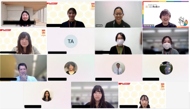 研修への参加者がオンライン会議に参加して、画面に15名が映ってこちらを向いて笑っている様子。